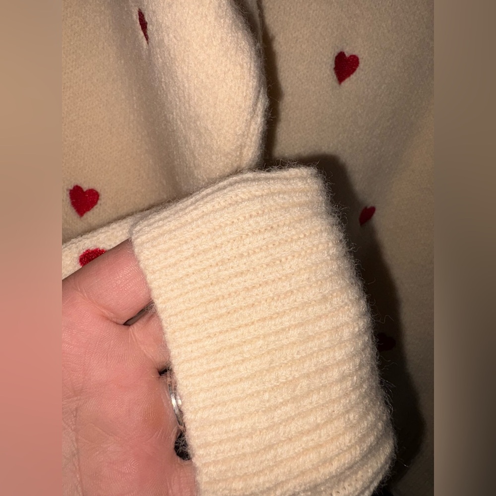 No tag Cream Sweater with Red Heart Accents #1655 - Picture 4 of 4